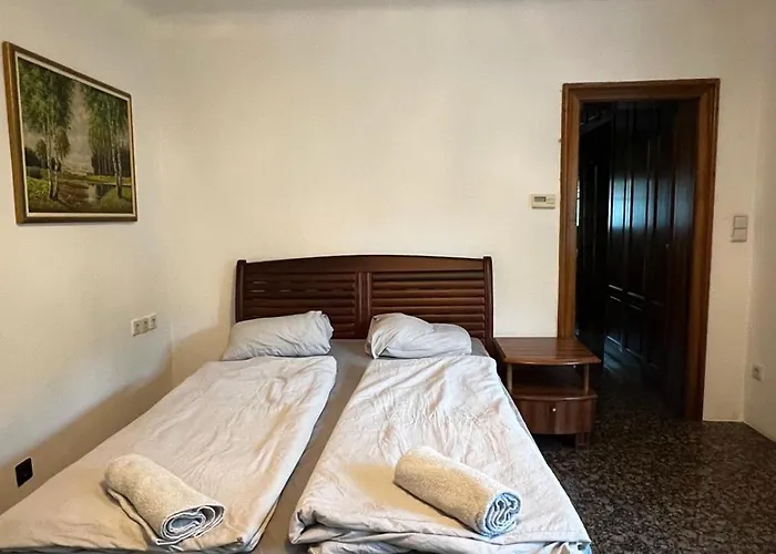 Central-vintage With Free Parking And 5min Walk To Metro *